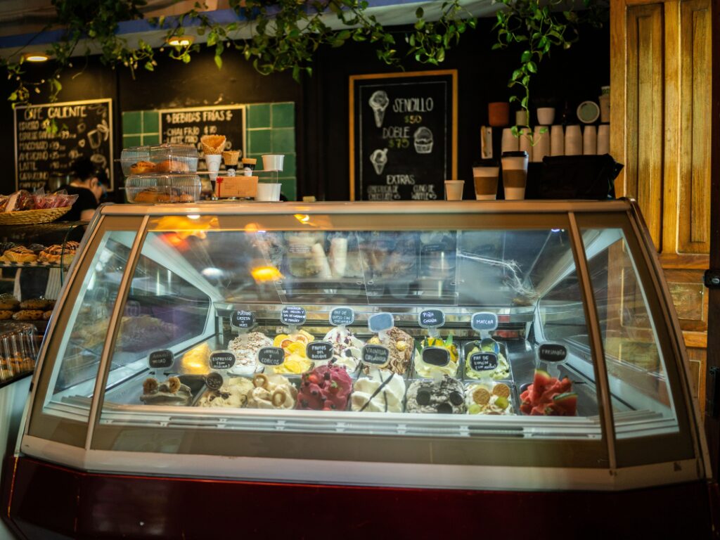 ジェラートショーケースで選ぶお客様